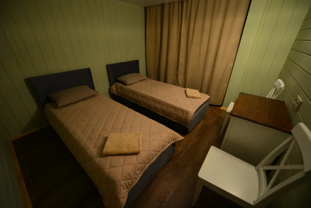 Большой коттедж на берегу из двух частей