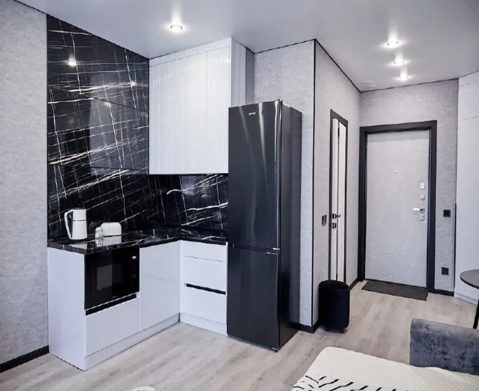 Современная студия с новым дизайнерским ремонтом