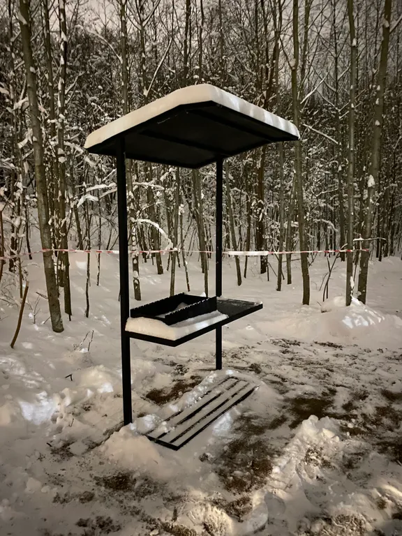 Дом с камином на берегу ручья