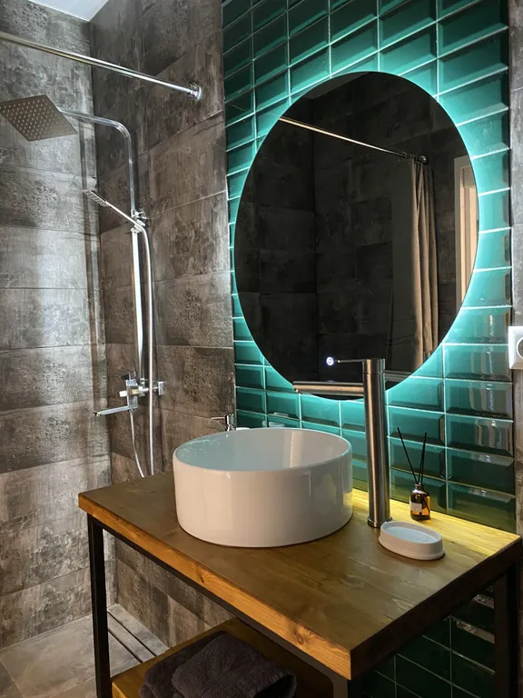 Уютная локация под платаном