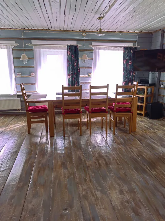 Красивый дом с камином на берегу живописной реки