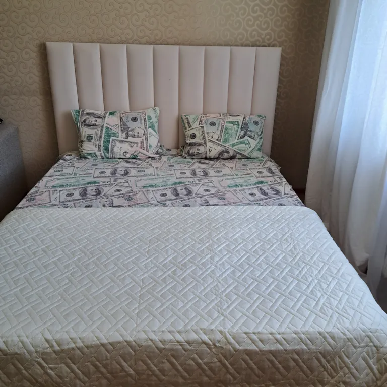 Трёхкомнатная, три кровати, диван, самый центр левого берега