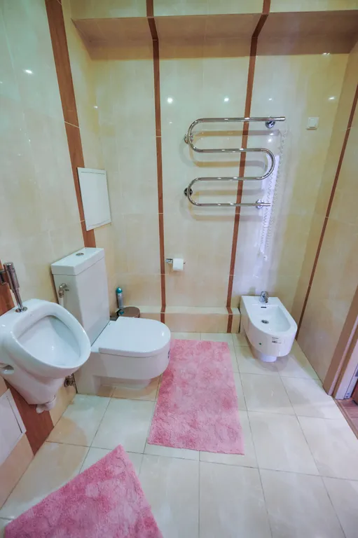 Уютная современная студия с удобным рабочим местом