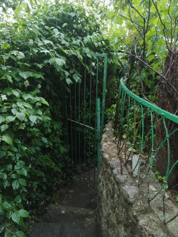 Уютный домик с собственным двором и видом на море, душ и туалет в доме