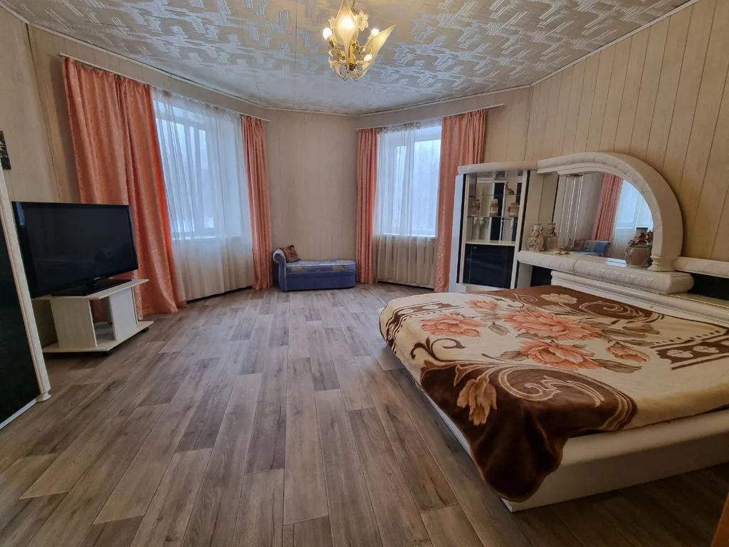 Коттедж у пруда в окружении леса