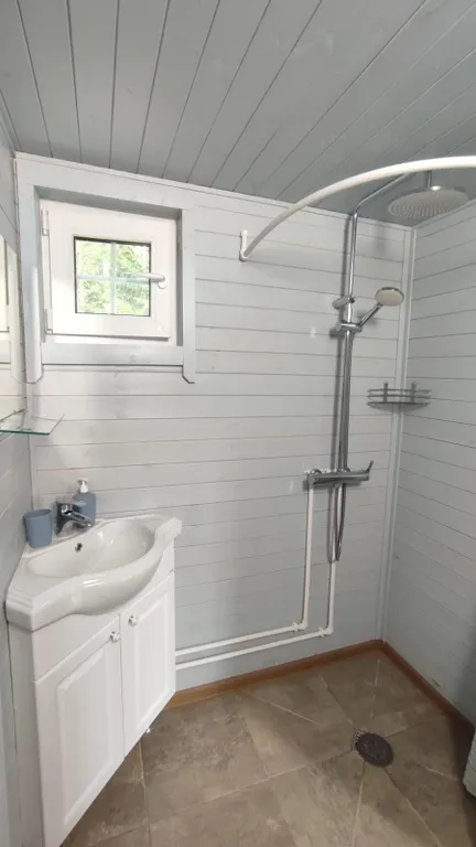 Дом на берегу реки