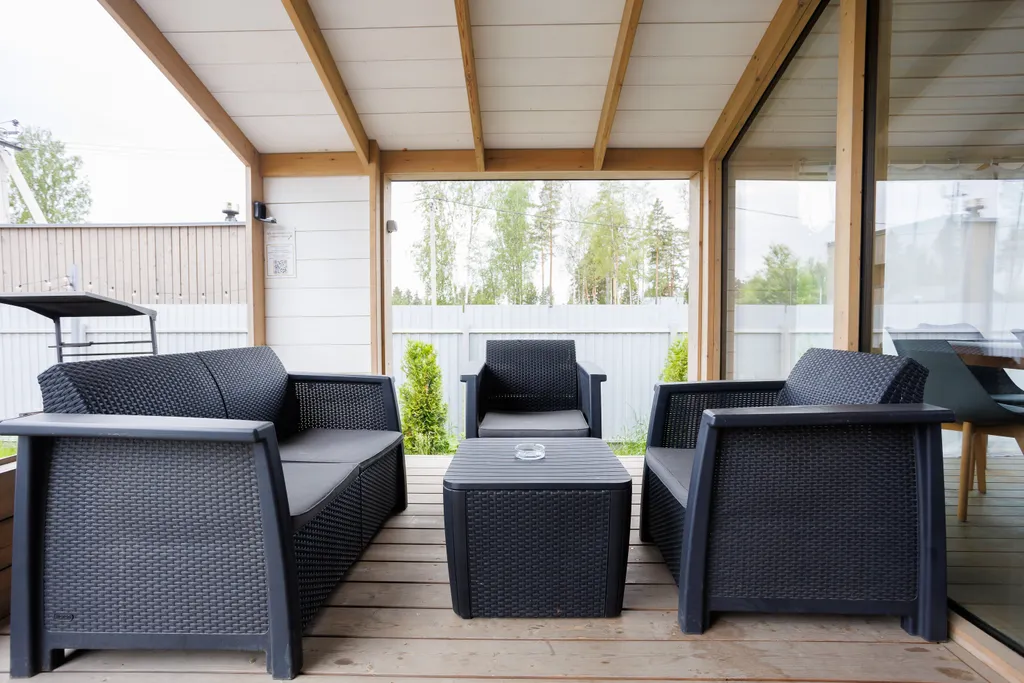 Загородный дом у леса и конюшни