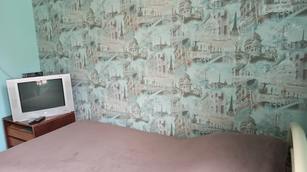 Дом с двумя спальнями и крыльцом с садовой мебелью