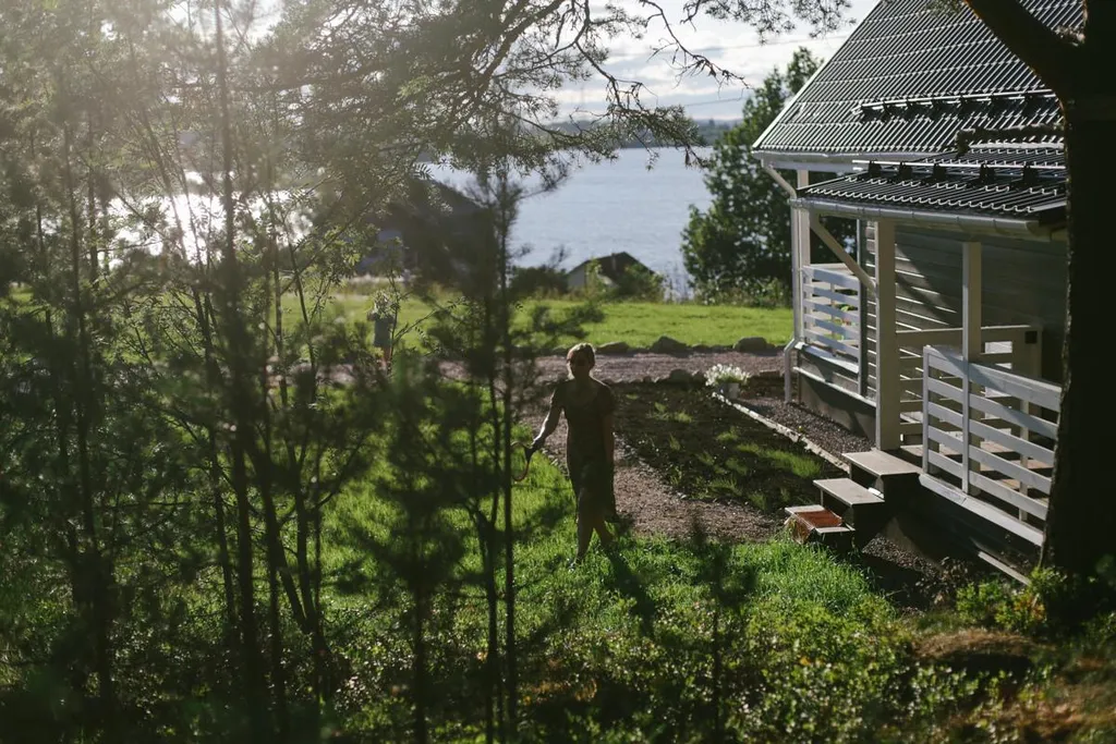 Уютный дом в лесу с видом на залив