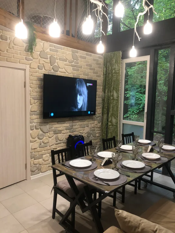 Большой уютный дом в лесу