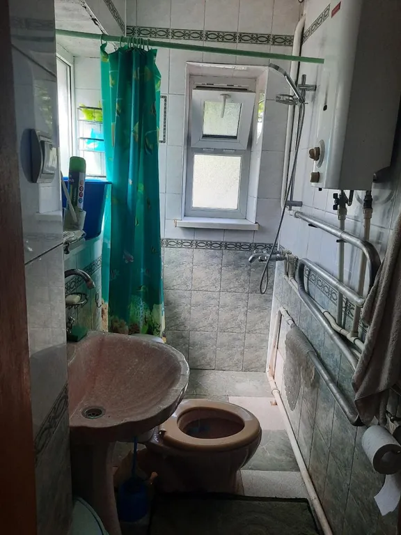 Уютный дом в тихом районе города с садом и беседкой