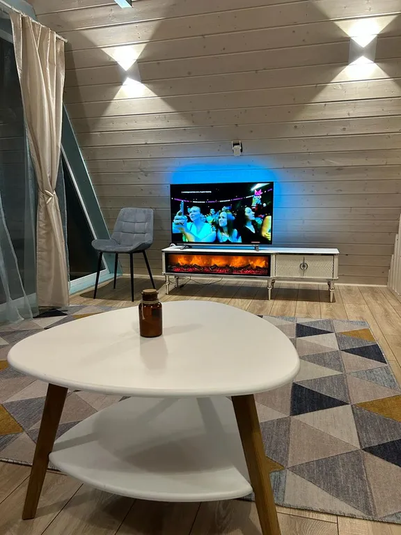 Дом-шалаш на берегу озера