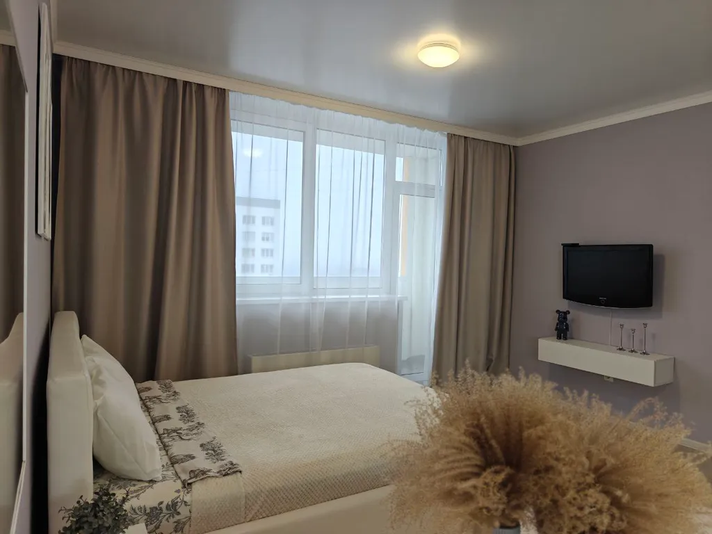 Современная однокомнатная квартира-студия, оформленная в светлых тонах