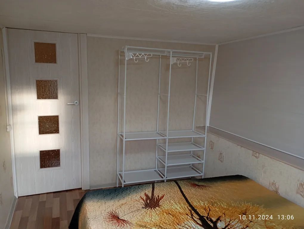 Благоустроенный дом на берегу с баней и катером