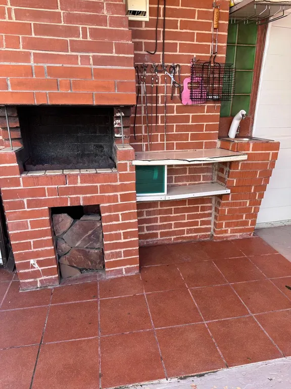 Уютный дом с отдельным двором, зоной барбекю и парковочным местом