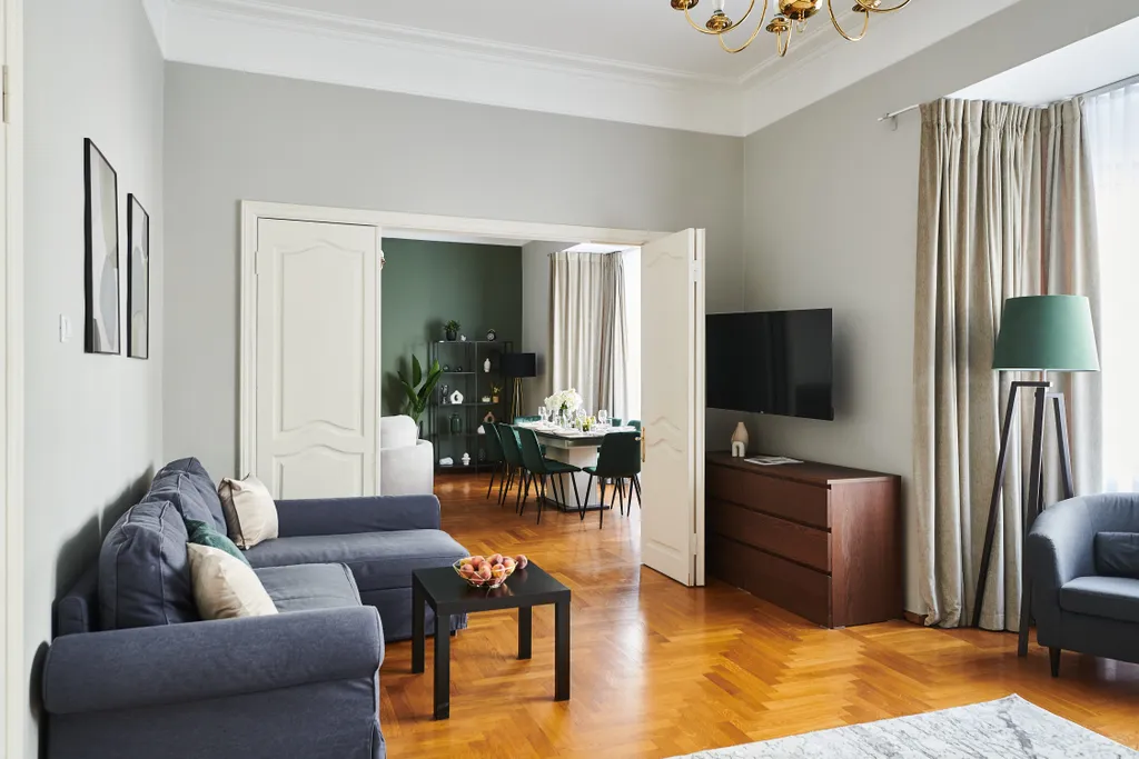 Двенадцать стульев на Тверской