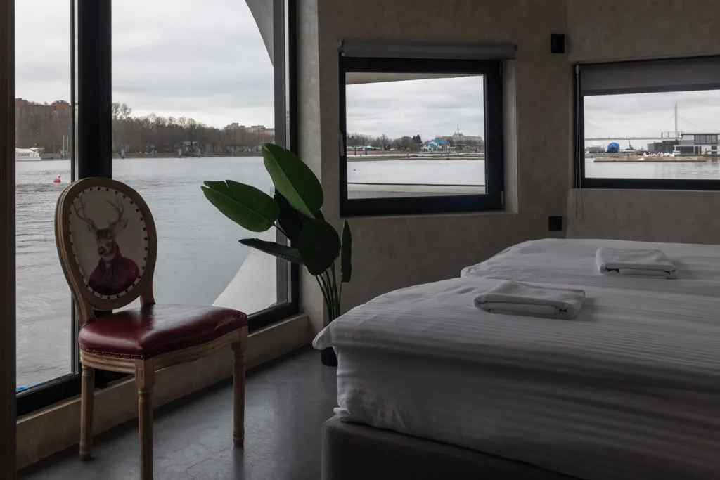 Дом на воде на Крестовском острове