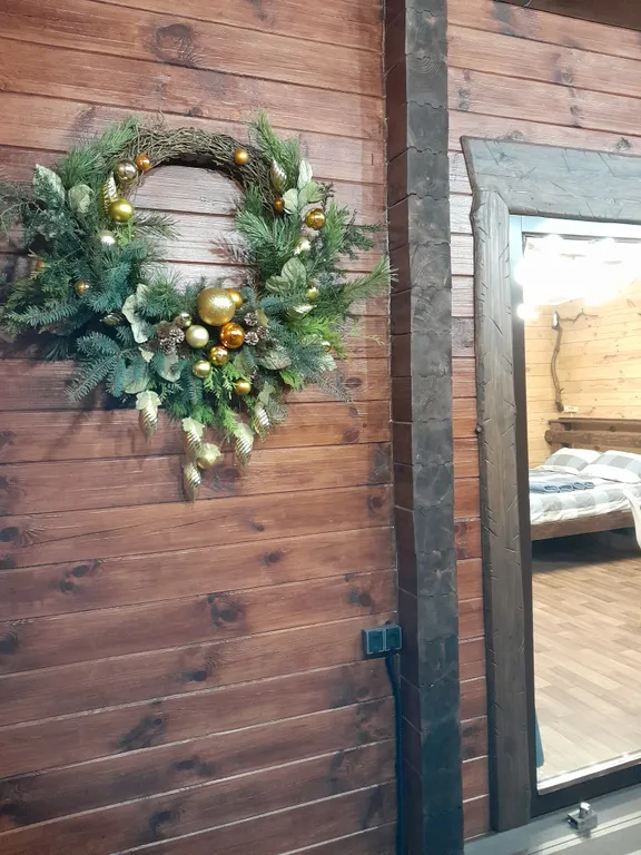 Теплый деревянный дом у воды