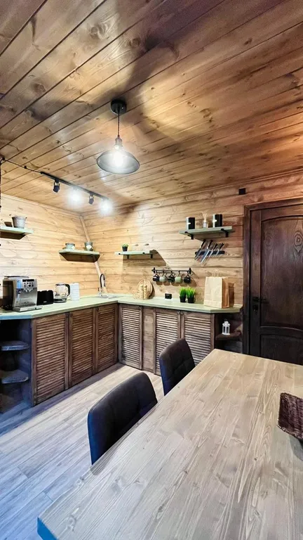 Уютный дом в сосновом бору с видом на горы