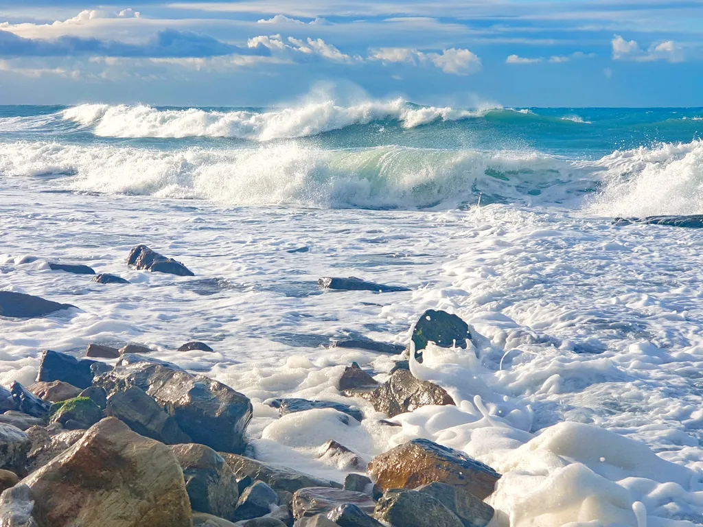 Уютная студия с террасой с видом на горы