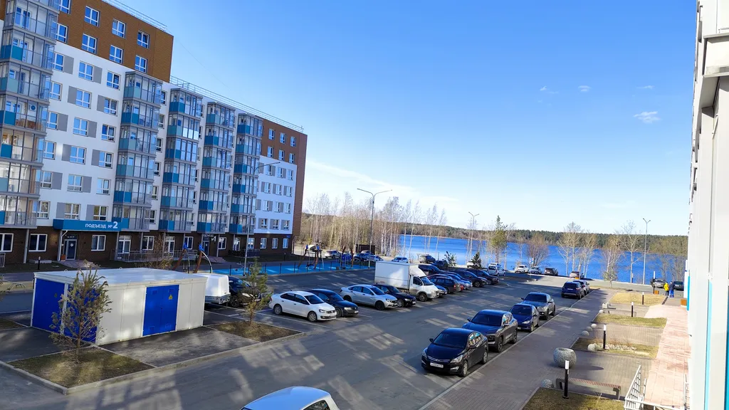 Уютная двухкомнатная квартира в новом жк на берегу озера