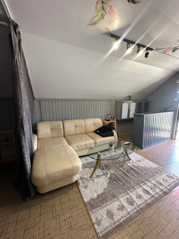 Уютная комната с видом на горы на побережье