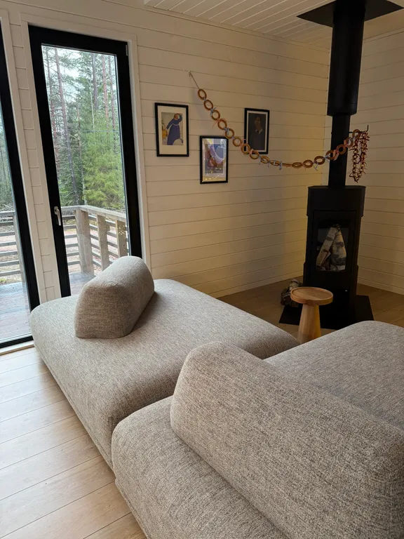 Дом в лесу рядом с озером