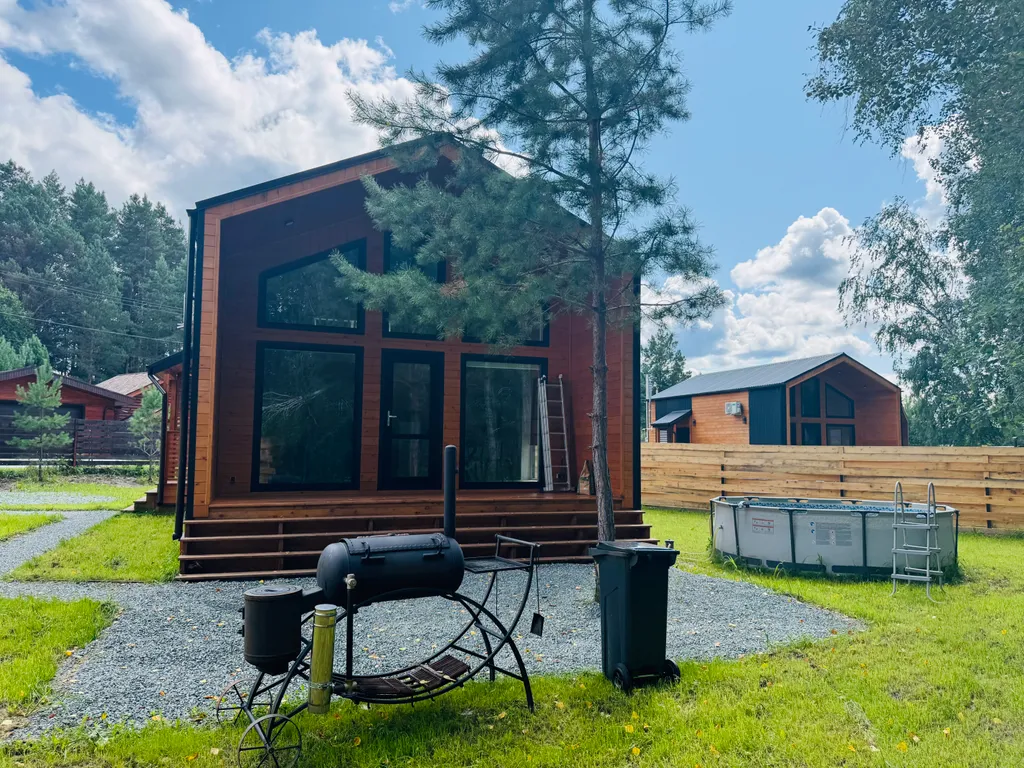 Домик с террасой и мангалом среди природы