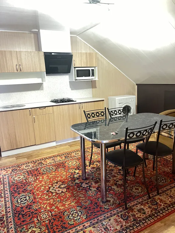 Уютный гостевой дом рядом с красивым, зеленым двором