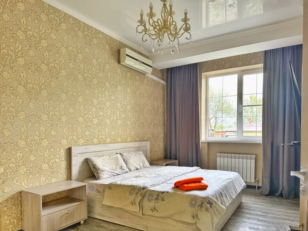 Закрытая территория парковка возле театральной площади и входа в парк