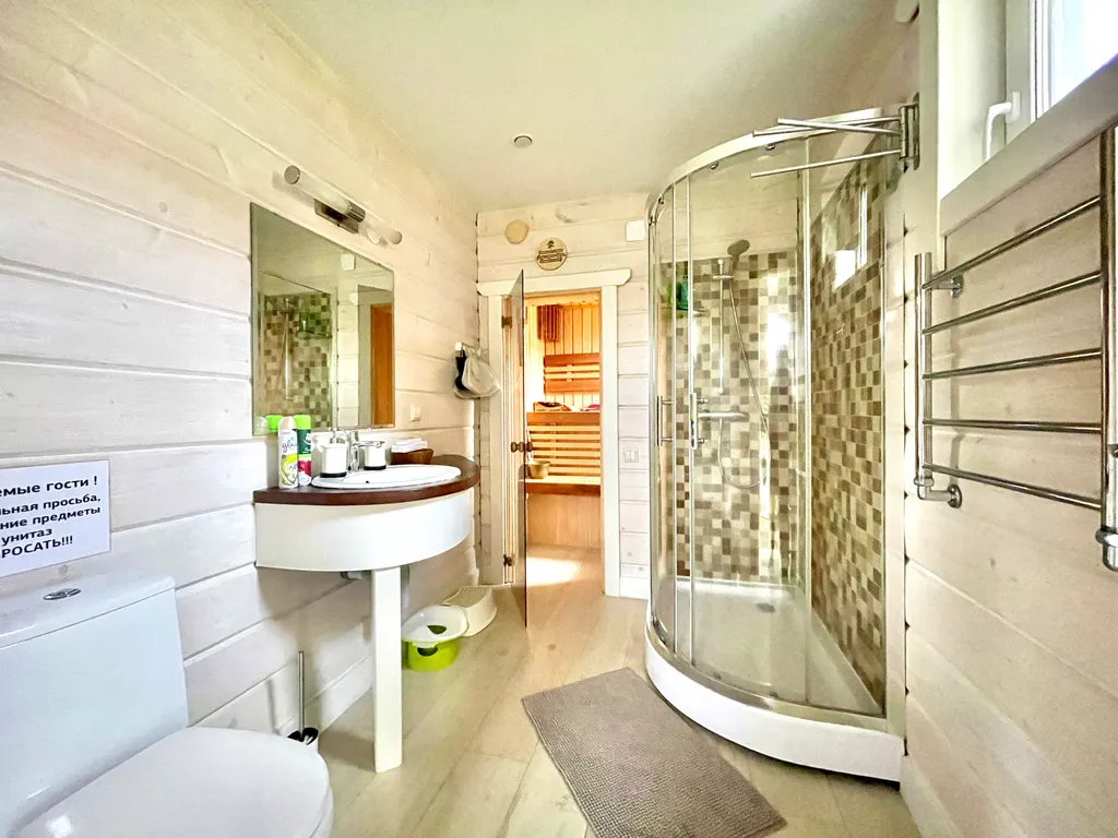 Коттедж с сауной и камином на берегу озера в сосновом лесу