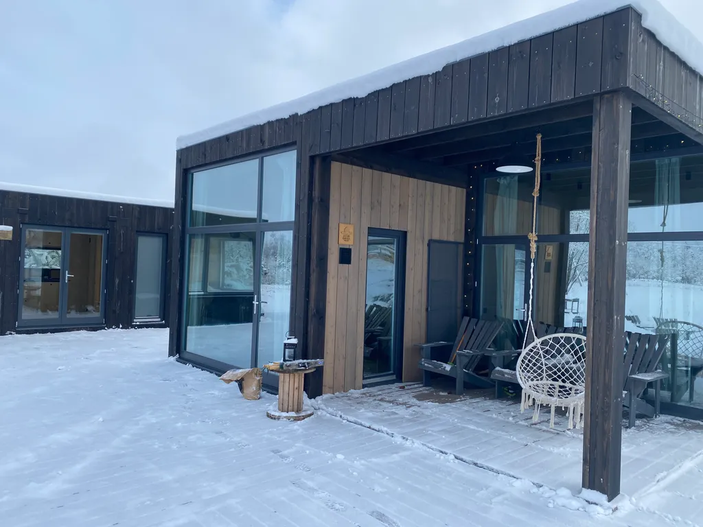 Уютный дом с панорамными окнами