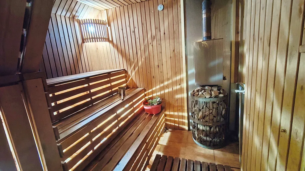 Бежевые апартаменты люкс с 2 спальнями, кондиционером, кухней-гостиной