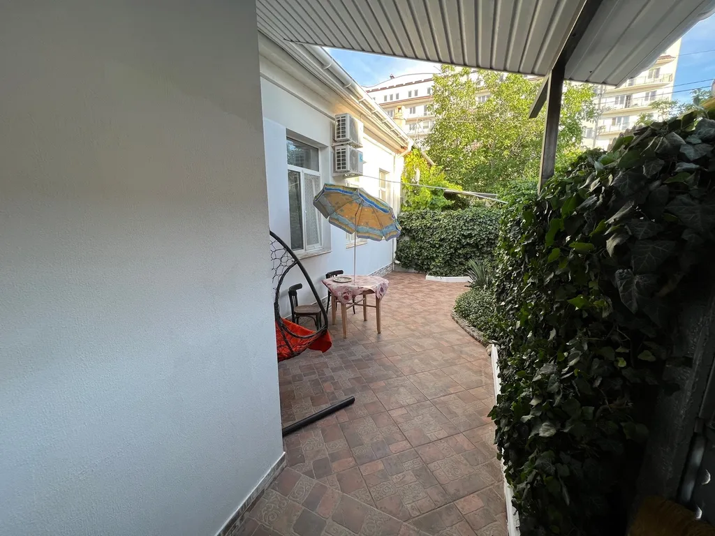 Домик с чудным зелёным двориком