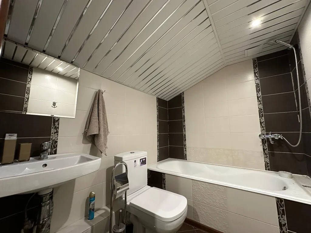 Дом на берегу реки с баней на дровах