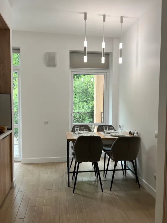 Стильный номер с балконом и кухонной зоной