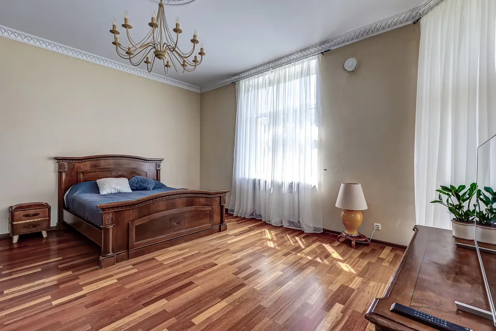 Просторная солнечная студия с круглым балконом