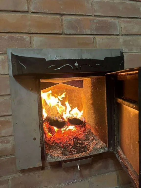 Дом баня на берегу водоема