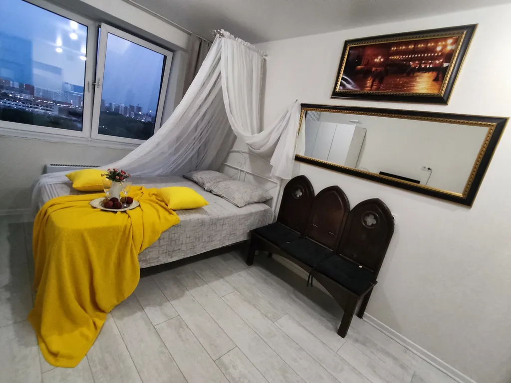 Квартира с балдахином натуральная мебель готика