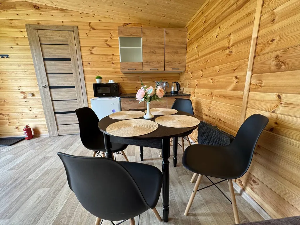 Домик в живописном месте у воды