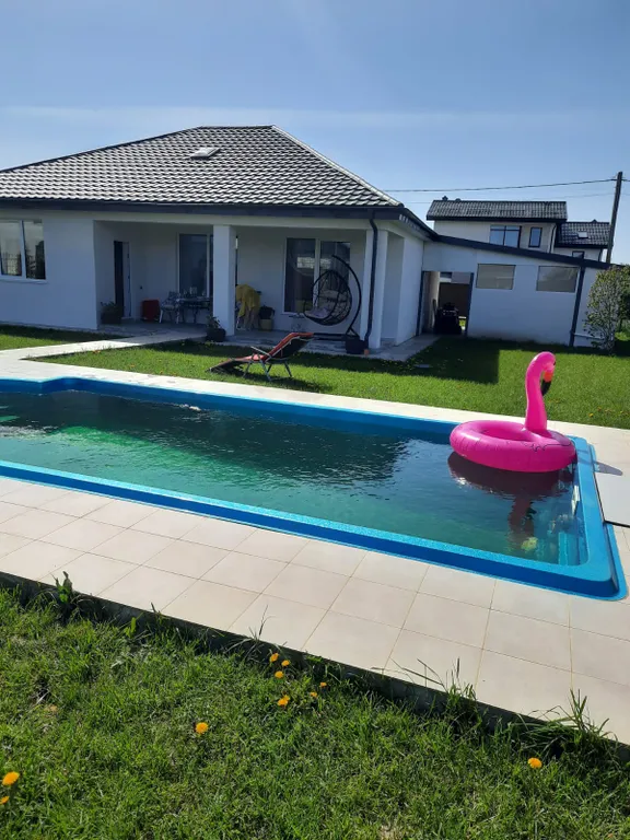 Дом с бассейном