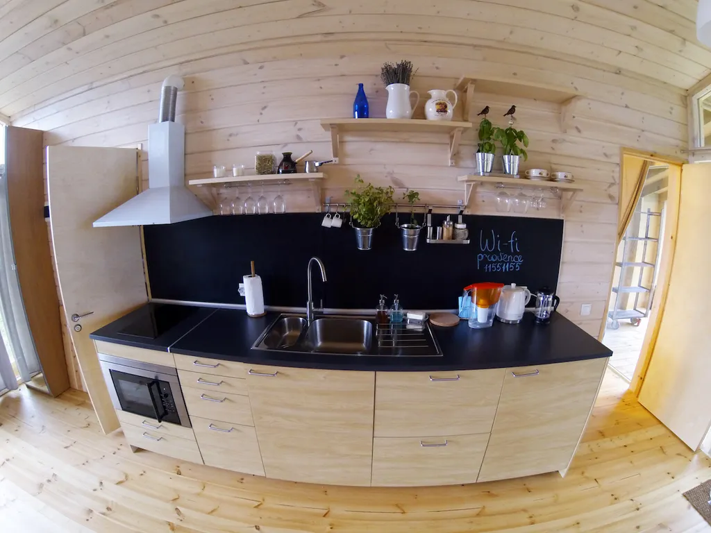 Коттедж Дубльдом по Новой Риге с видом на озеро и камином — Шаховская