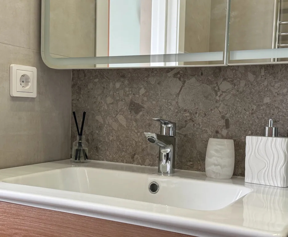 Яркая студия с видом на море