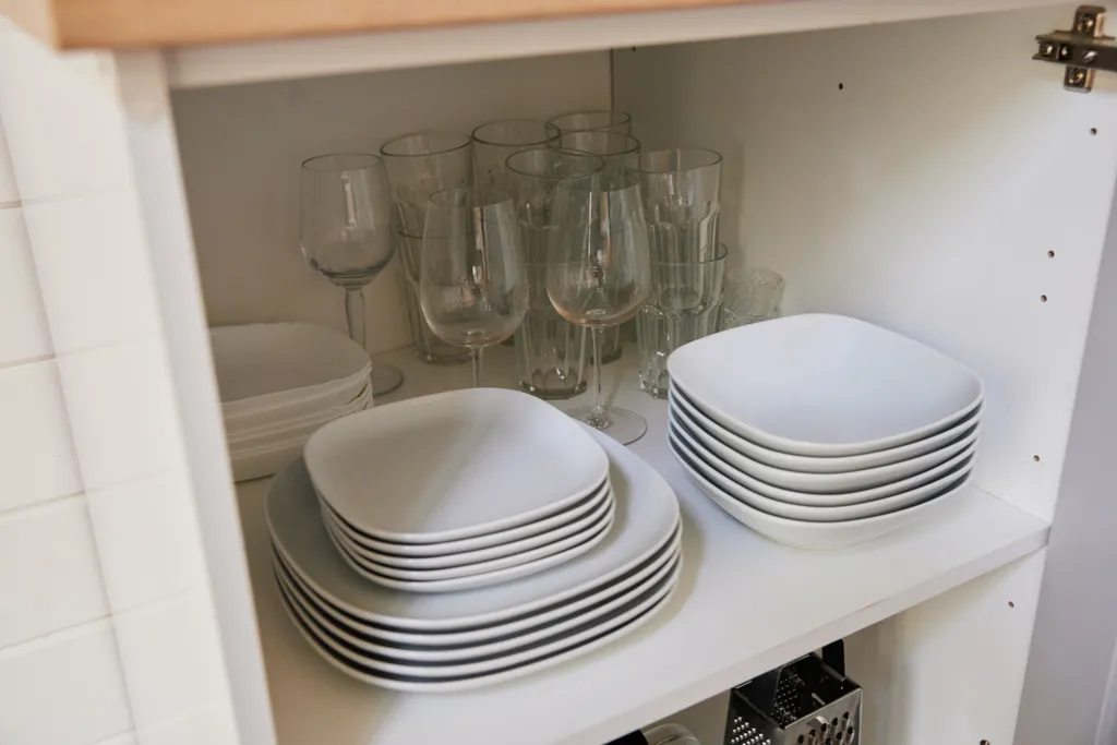 Современный дом в сосновом лесу