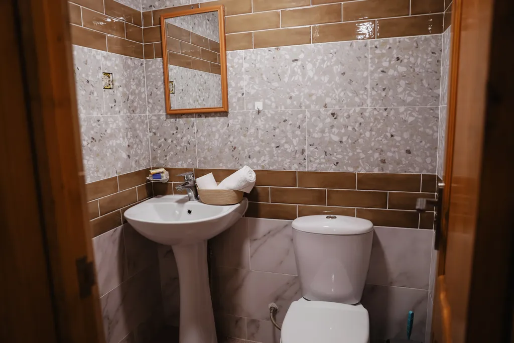 Двухместный номер с 2 отдельными кроватями эконом и общим санузлом