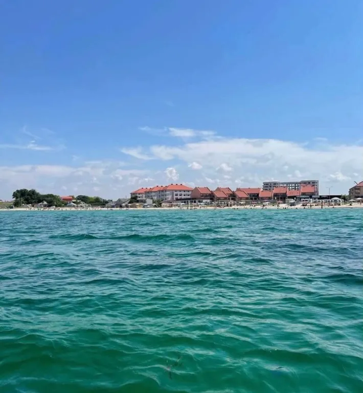 Апартамент с видом на море, первая береговая линия, во дворе бассейн