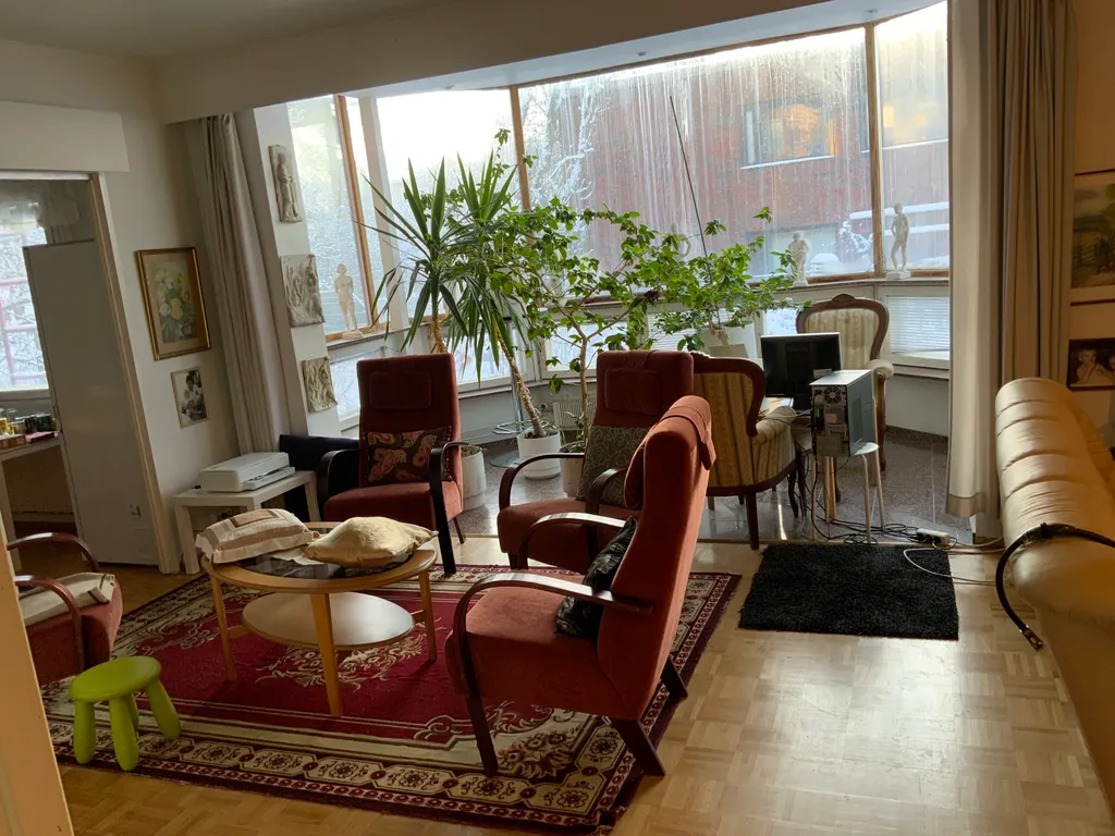 Уютный дом с камином рядом с центром