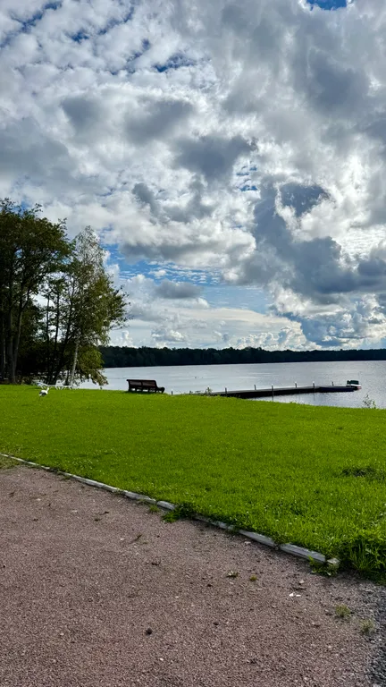 Уютный домик на берегу озера