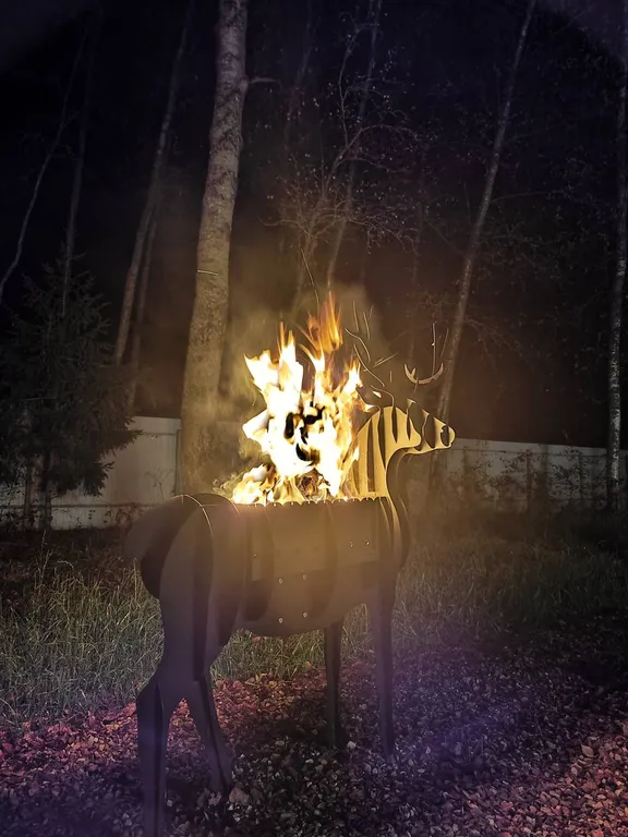 Стильный треугольный дом с видом на лес