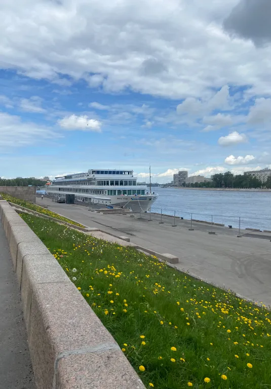 Уютная комната на набережной у метро